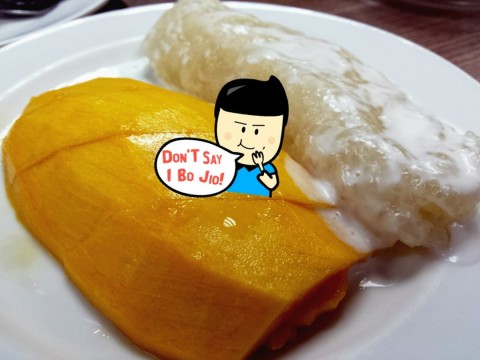 warm yummy sticky rice paired with sweet juicy mango. 😍😍😍