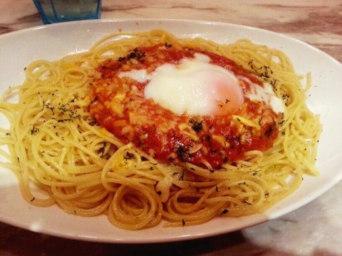 Pasta aglio olio with an omelette