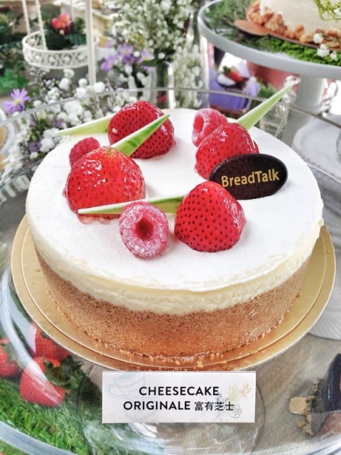 One of the 12 new features cakes from Breadtalk : Cheesecake Originale