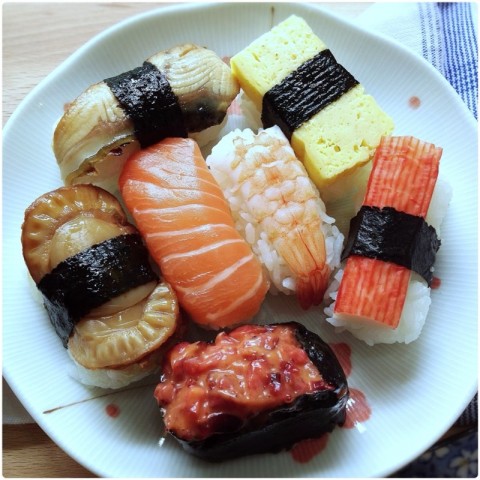 Colourful sushi lunch 