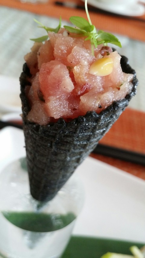 yummy! fresh tuna with cone seems like having mini cone ice cream! 