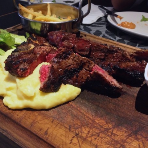 600g of unpretentious grain-fed steak with truffle fries and mash.