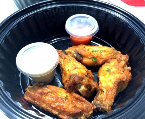 Wings with hot sauce & blue cheese dips