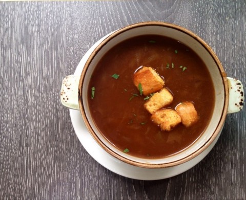 Tangy flavored onion soup topped with cheesy crouton