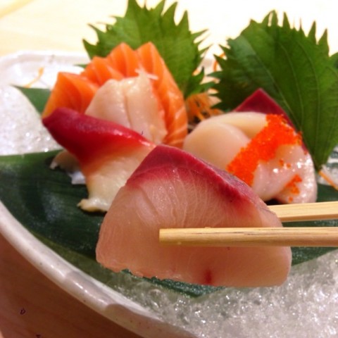 Yellowtail sashimi - om nom nom!
