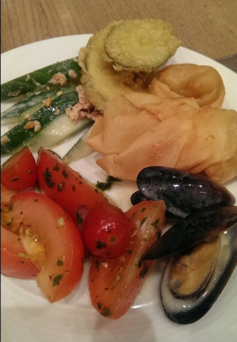 Cold tomatoes and cucumber salad,  mussels, tempura & fried wantons.
