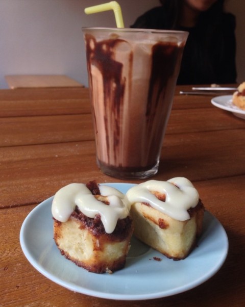 Sweet cinammon rolls with iced mocha is great to chill with 😁