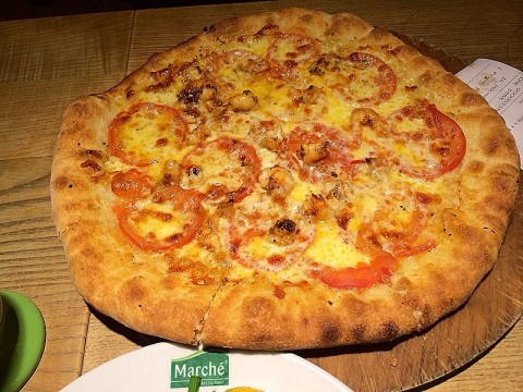 Prawn & tomato pizza 