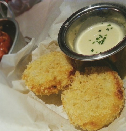 Freshly fried with fresh crab meat within + creamy Beurre Blanc sauce.