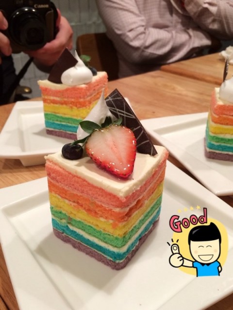 Awesome rainbow cake ! 
