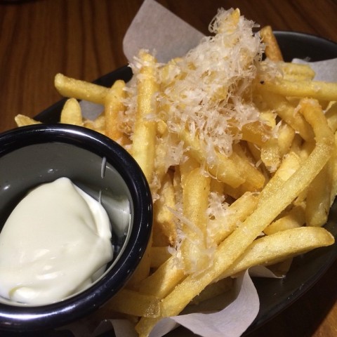 The truffle fries here is pretty good! 