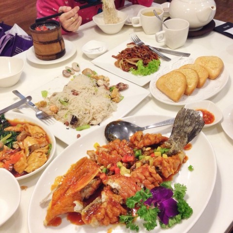 A sumptuous family dinner for 4! We may have over ordered (lor mee, stir fry bee boon, kailan with beancurd skin, sweet & sour squirrel fish, herbal prawns & kong ba bao) but all were so yummy! 