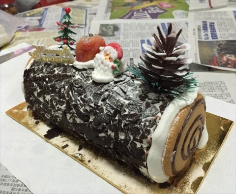 Auntie bought this logcake for our Xmas dinner.