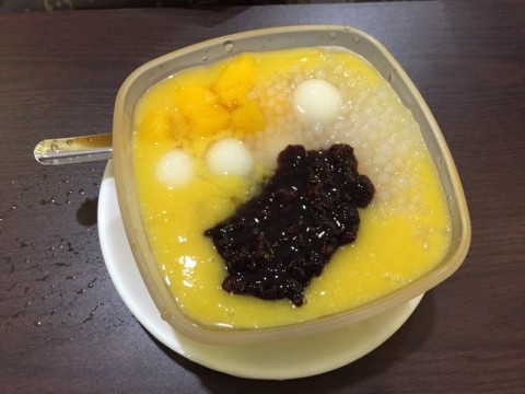 With black glutinous rice and glutinous ball, taste really good when you mix them together. 😋
