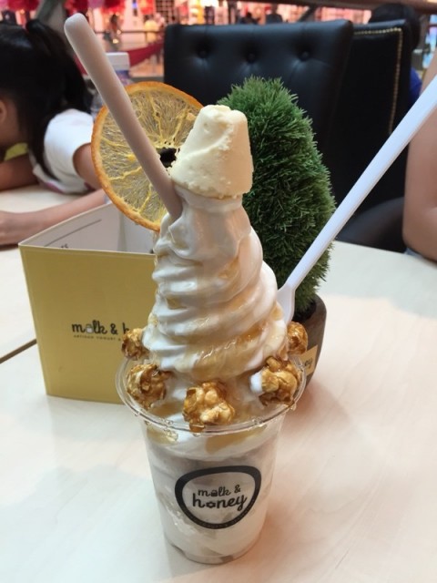 Delicious Frozen yoghurt with honey, honey parfait at the top, popcorn, biscuits and konjac. A bit pricey though.