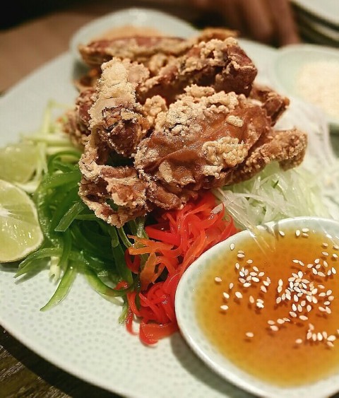 家庭和'蟹'。Soft shell crab Yusheng from Kaffir & Lime by Thai Express is innovation on a plate. Signature softshell crab with fresh mango salad and tossed with rice krispies thats made fresh daily