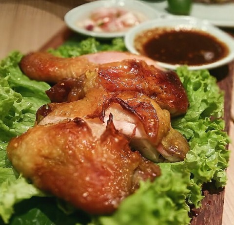Very tender chicken thigh and shiok dipping sauce. 
