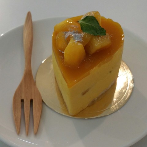 mangoes are sweet. prefer abit tangy & mango mousse could be a bit smoother. love the lychee bits imbedded inside