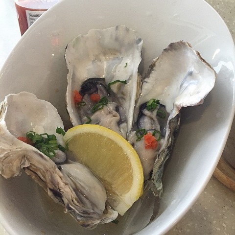 $1 oysters each.. Environment quite ok. Food not bad. 
