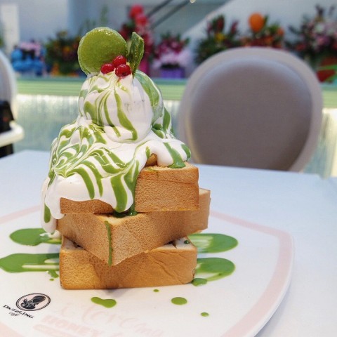 Such a beautiful dessert which was full of matcha goodness!!! 😍
However, taste wise was a lil disappointing. I would love it if it was ice-cream > cream, it was too creamy to my liking.