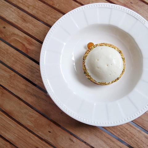 Infused with a lemon core, the Formagae Blanc has a delicious blend of both sweet and sour flavours. I expected it to be a tart-based cake, but it turns out to have a spongy cake base. 