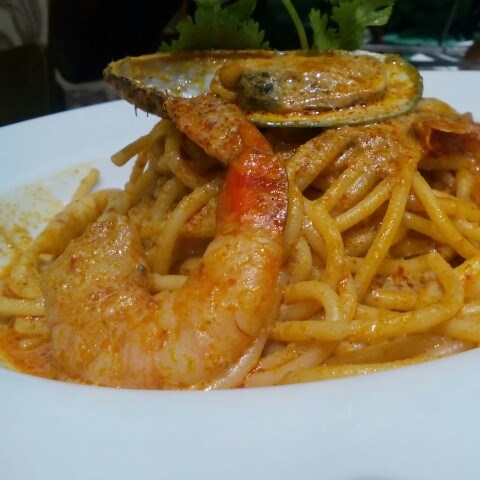The laksa sauce goes well with spaghetti. Seafood are fresh.