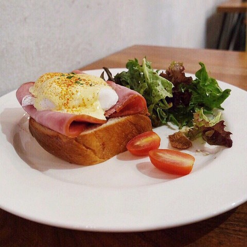 Indulging in the Classic Egg Benedict makes me happy, a simple dish yet so scrumptious 💕🍳🍞