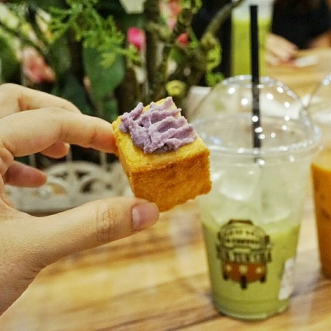 The cubes of toast is gorgeously buttered. The only downside is that the Taro Kaya is abit bland.