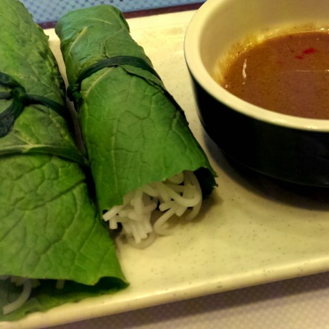 This is like the rice paper rolls but wrapped in mustard leaves instead. Contains vermicelli & prawn. Healthy & yummy!