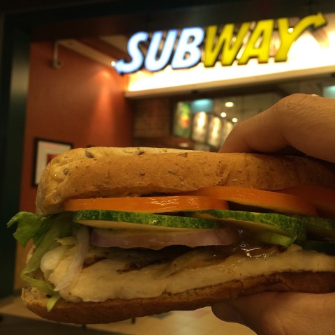 不记得几时开始, 不过现在可以接受Subway三明治, 把它当作午餐, 填饱肚子。Subway的口号是"Let's make a great sandwich together!" 我最喜欢的Subway三明治选择是 Multi-grain bread, roasted chicken breast, salad, onion, lettuce, cucumber and tomatoes.
