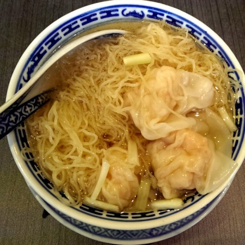 The noodles were thinner than the normal mee kia and extremely springy with a bite to it! Love the 'al-denteness' of it. Wanton was not bad but soup wasn't really tasty.
