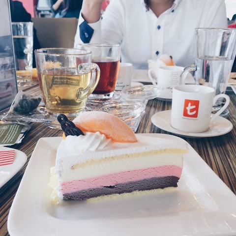 Amazing teatime deal from Earle Swensens at $6.90++! For that, you get a cup of coffee or premium Dilmah tea (6 choices) and choose between Chips & slaw sandwich or a Neapolitan ice cream cake.