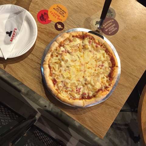 New outlet at Pasarbella! Now you know where you can get your pizza fix. American style pizzas with super generous amount of creamy chewy cheese!