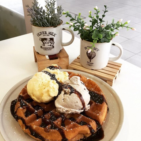 Crispy waffles with creamy ice cream at affordable prices! 