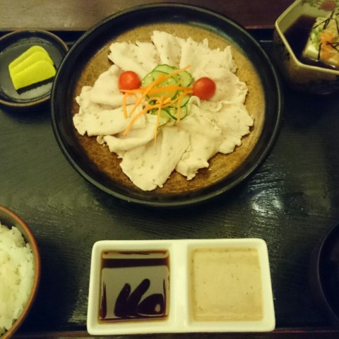 Prefers the sesame sauce to ponzu. The meat goes well with the rice.