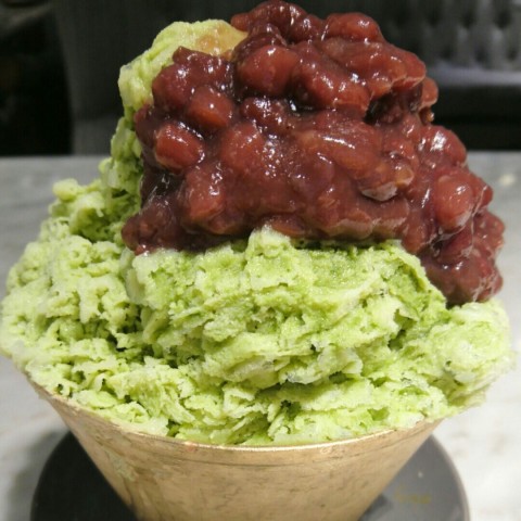 Shaved ice tasted more milky and lacked the green tea flavour. Texture of shaved ice too coarse. Red beans topping was OK. Served in wobbly dish.